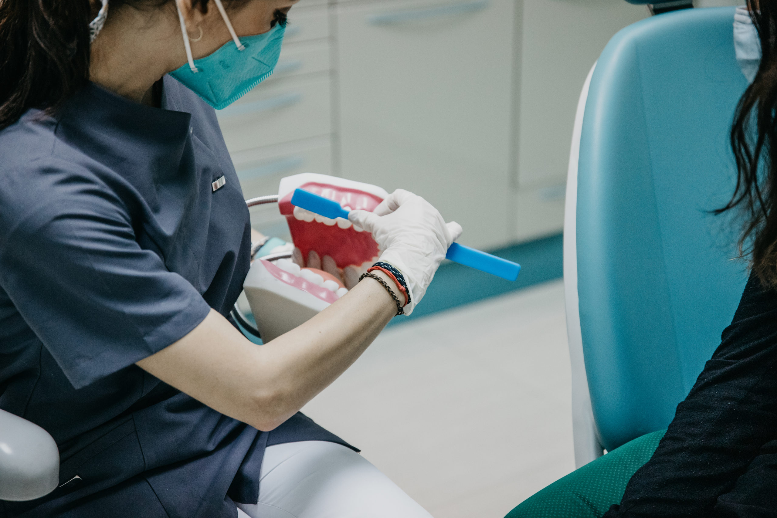 Odontologa de Clinica CSDental con su paciente