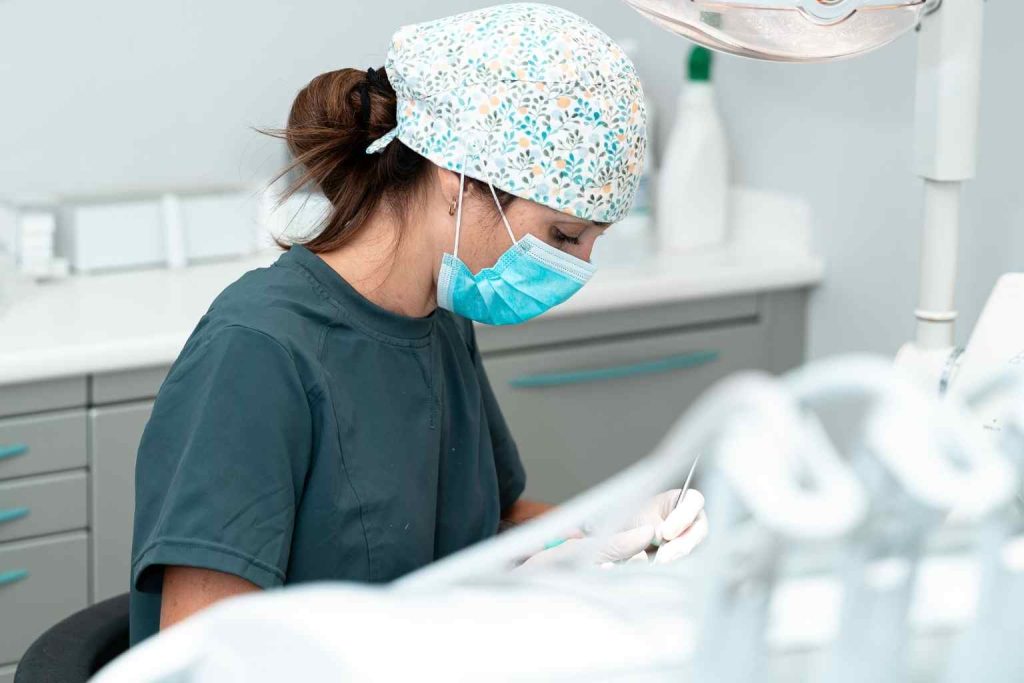 doctora en cs dental madrid aplicando una limpieza dental